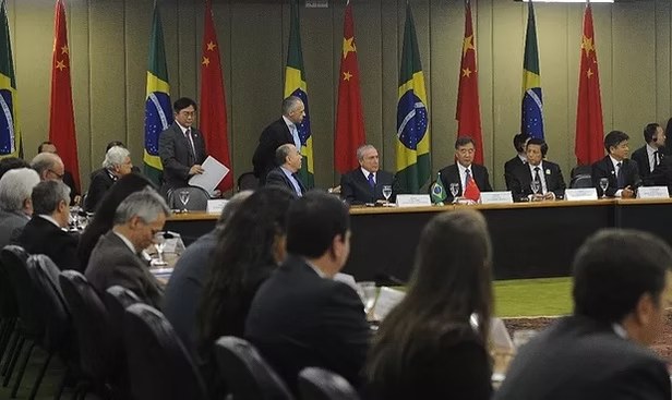 Encontro oficial entre representantes do Brasil e da China